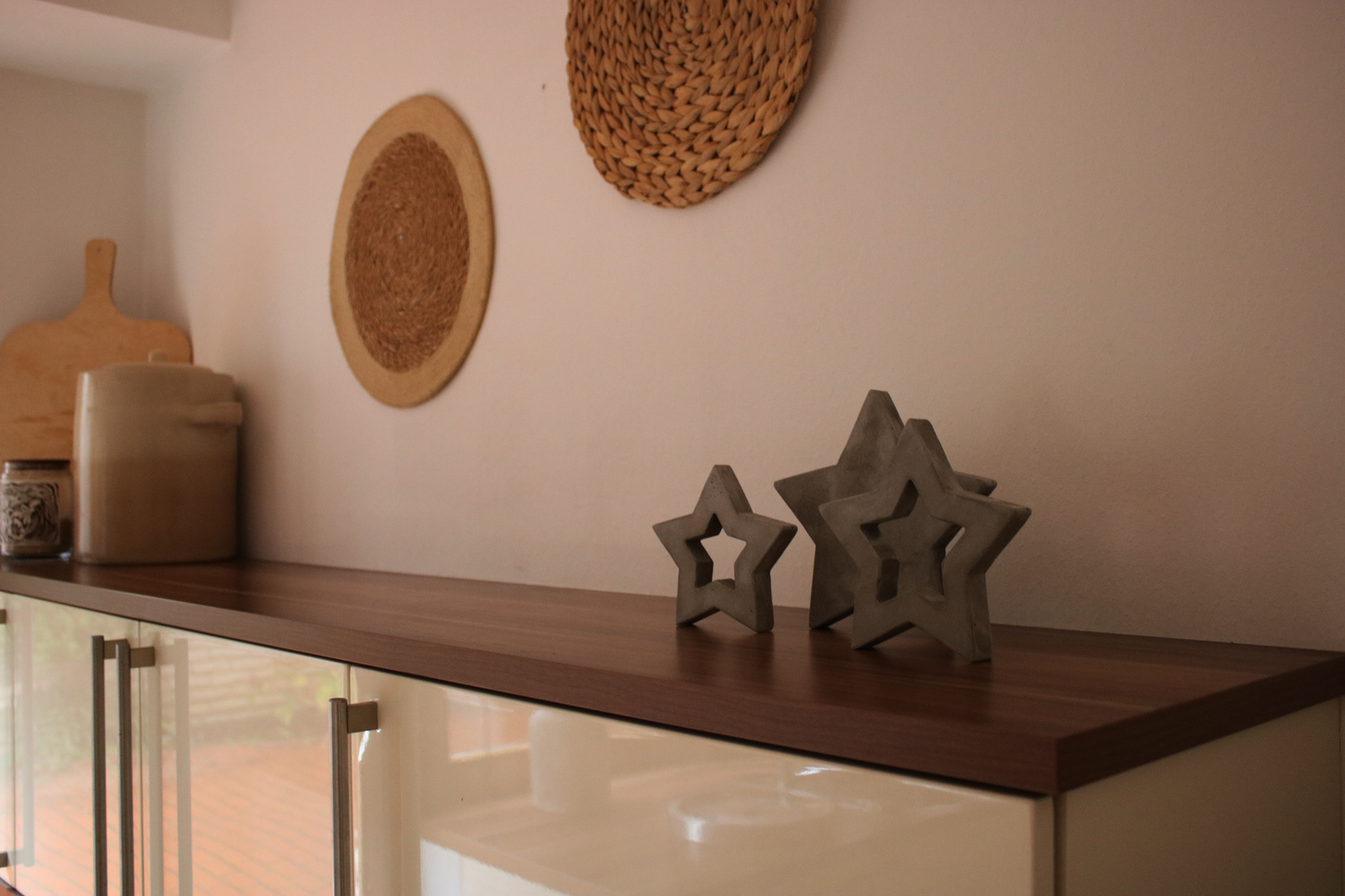 Beton Deko Sterne in der Küche arrangiert