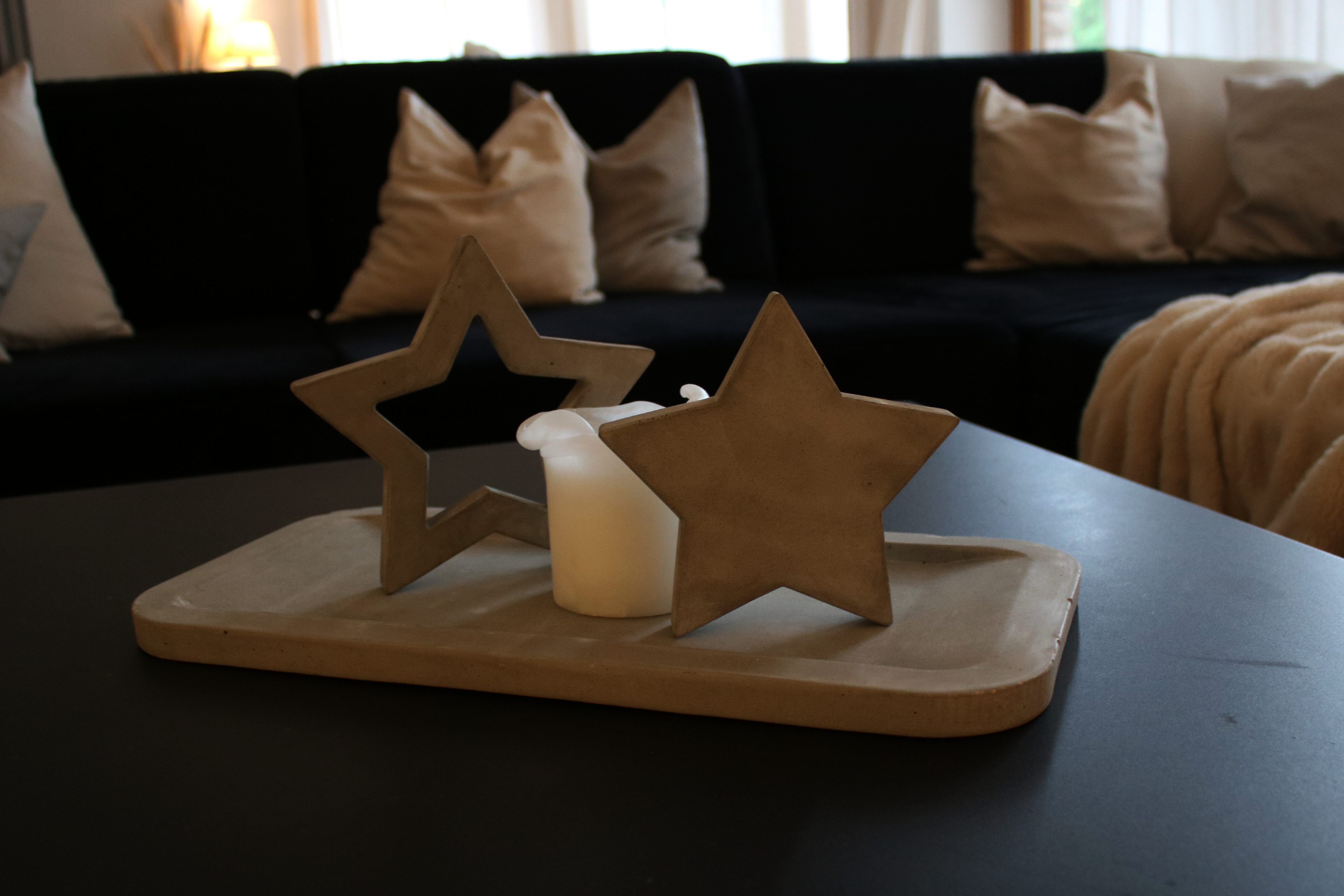 Beton Dekorationen auf einem Wohnzimmertisch